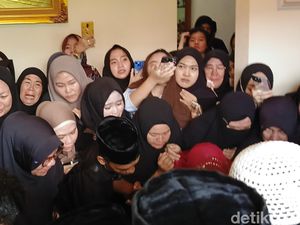 Tiba di Rumah Duka, Jenazah Briptu Ghalib Disambut Isak Tangis Keluarga