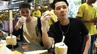 Beberapa waktu lalu, Jess No Limit secara khusus mengunjungi Malaysia. Ia memborong dan menikmati seluruh jenis durian yang dijajakan di sana. Foto: Instagram/jessnolimit