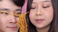 Jess No Limit dan Sisca Kohl selalu kompak mencoba berbagai jenis makanan. Salah satunya ada mie pedas rasa cabai jalapeno yang menantang lidah pasutri ini. Foto: Instagram/jessnolimit