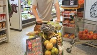 Penasaran dengan berbagai buah di supermarket, ada cara unik yang dilakukan Jess No Limit. Ia mencoba memborong semua buah-buahan di supermarket untuk mengetahui harga keseluruhannya. Foto: Instagram/jessnolimit