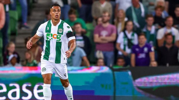 GRONINGEN, NETHERLANDS - AUGUST 9: Joey Pelupessy of FC Groningen controlls the ball during the Dutch Eredivisie match between FC Groningen and NAC Breda at Euroborg on August 9, 2024 in Groningen, Netherlands. (Photo by Pieter van der Woude/BSR Agency/Getty Images)