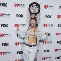 Untuk busana, Jojo Siwa mengenakan setelan denim berkilauan yang dipadukan dengan bra dan celana dalam pink dari Versace. Foto: Jordan Strauss/Invision/AP/Jordan Strauss