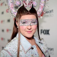 Pelantun lagu ‘Karma’ ini tampil dengan riasan wajah glamor yang dipenuhi permata pastel di area mata dan dahi. Foto: Christopher Polk/Variety via Getty Images