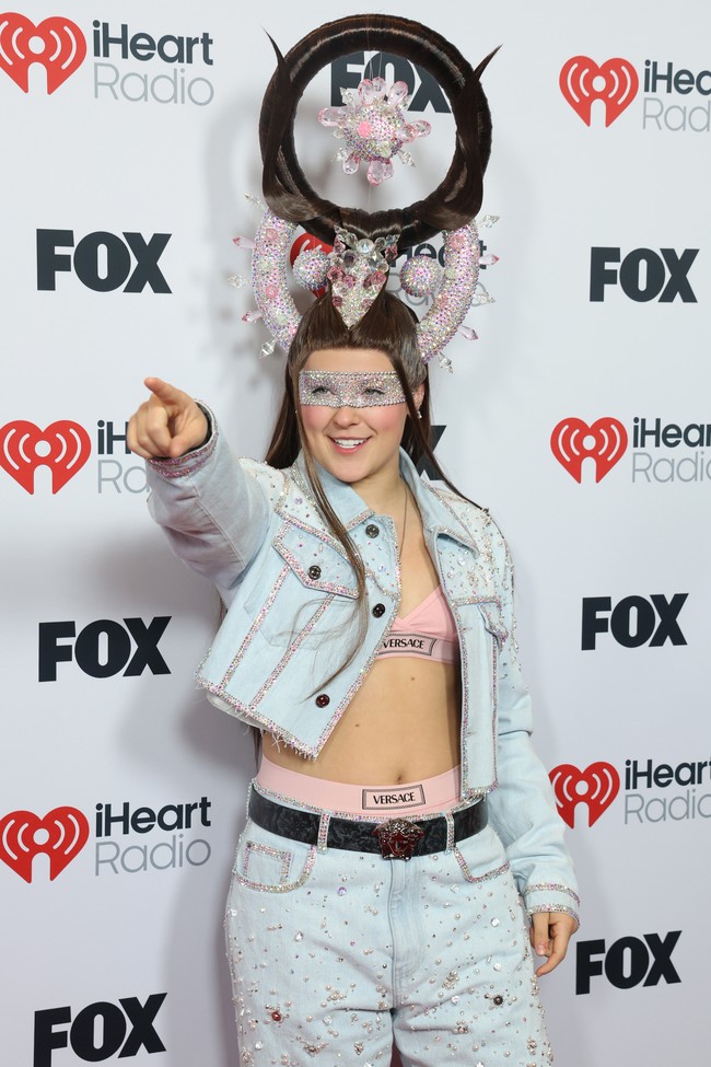 Dalam wawancara dengan Page Six, Jojo Siwa mengungkapkan bahwa riasan wajahnya membutuhkan waktu sekitar empat jam. Foto: Christopher Polk/Variety via Getty Images