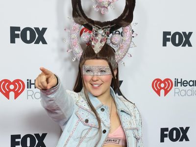7 Gaya Sensasional Jojo Siwa di iHeartRadio Awards 2025, Butuh 5 Jam Makeup