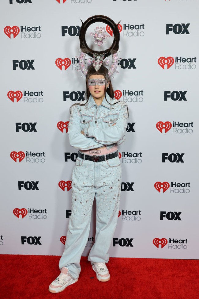 Sementara itu tatanan rambutnya yang extravaganza ‘hanya’ diselesaikan selama satu jam, sehingga total waktu yang diperlukan untuk penampilannya kali ini adalah lima jam. Foto: Christopher Polk/Variety via Getty Images