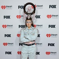 Sementara itu tatanan rambutnya yang extravaganza ‘hanya’ diselesaikan selama satu jam, sehingga total waktu yang diperlukan untuk penampilannya kali ini adalah lima jam. Foto: Christopher Polk/Variety via Getty Images