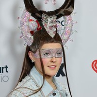 Rambutnya juga dihiasi dua pilar melengkung bertabur permata untuk menopang struktur di bagian atas, serta deretan batu permata imitasi yang tersebar di tengahnya.Foto: Christopher Polk/Variety via Getty Images