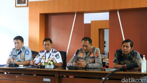Kadishub NTB Lalu Mohammad Faozal besama Wadirlantas Polda NTB AKBP Leo Dedy Defretes, Kepala Perwakilan PT. Jasa Raharja Cabang NTB Dicky Syiwa Permadi, Selasa (18/3/2025).