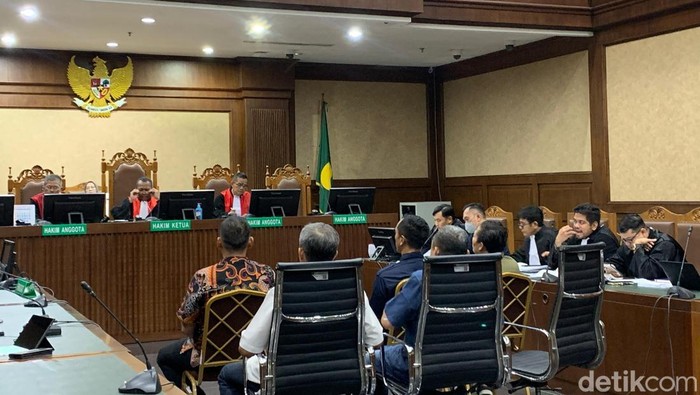 Kakak kandung dari hakim nonaktif PN Surabaya Heru Hanindyo dihadirkan jadi saksi. (Mulia/detikcom)