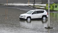 Di Beauceville, jalan-jalan di sepanjang Sungai Chaudière terendam banjir pada Senin pagi.