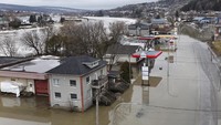 Kota Drummondville juga mengumumkan status siaga pada hari Senin, menyarankan penduduk di daerah rawan banjir di dekat Sungai Saint-François yang meluap untuk meninggalkan rumah mereka.