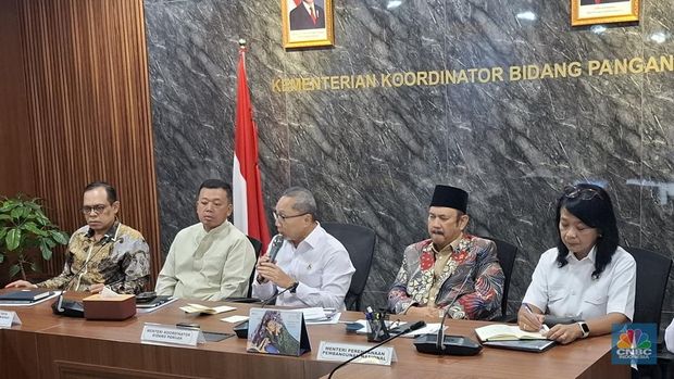 (kanan-kiri) Menteri ATR-BPN Nusron Wahid, Menko Pangan Zulkifli Hasan, Menteri PPN/Kepala Bappenas Rachmat Pambudy, Wamen PU Diana Kusumastuti dalam konferensi pers rakortas Alih Fungsi Lahan oleh Kementerian ATR-BPN dengan Kementerian Koordinator Bidang Pangan di Gedung Graha Mandiri, Selasa (18/3/2025). (CNBC Indonesia/Chandra Dwi)