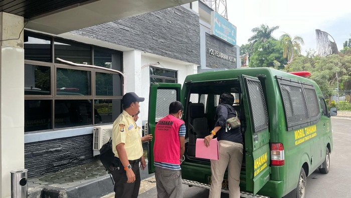 Kanwil DJP Jakarta Timur menyerahkan tersangka penerbit faktur pajak fiktif
