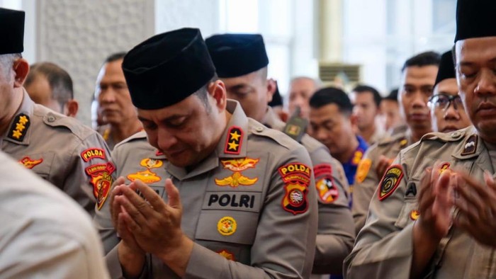 Kapolda Kalbar Irjen Pol Pipit Rismanto bersama PJU dan personel saat menggelar Sholat Ghaib, Selasa (18/3/2025).