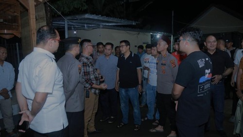 Kapolda NTB, Irjen Hadi Gunawan, saat meninjau tempat kejadian perkara (TKP) penyerangan Polsek Kayangan, Lombok Utara, Senin (18/3/2025). (Foto: Dok. Istimewa)