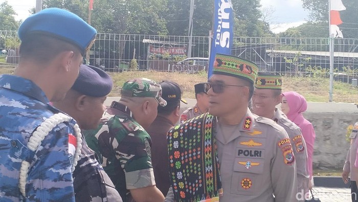 Kapolda NTT Irjen Daniel Tahi Monang Silitonga disambut saat menghadiri peresmian rusun Polres Manggarai Barat di Labuan Bajo, Selasa (18/3/2025).
