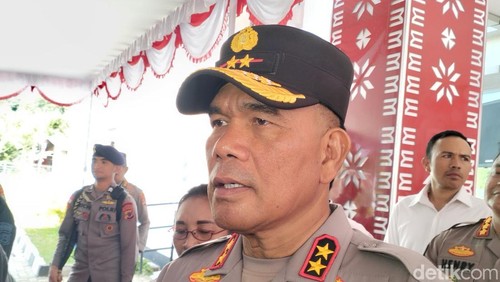 Kapolda NTT Irjen Daniel Tahi Monang Silitonga memberikan keterangan pers seusai meresmikan rumah susun (rusun) Polres Manggarai Barat di Labuan Bajo, Selasa (18/3/2025).