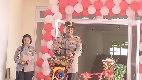 Kapolda NTT, Irjen Daniel Tahi Monang Silitonga, menyampaikan sambutan saat peresmian rumah susun Polres Manggarai Barat di Labuan Bajo, Selasa (18/3/2025) (Ambrosius Ardin/detikBali)