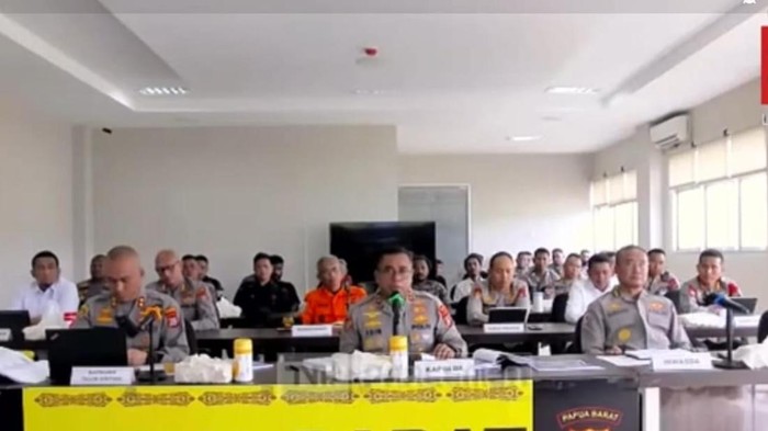 Kapolda Papua Barat Irjen Johnny Eddizon Isir memberikan penjelasan di RDP Komisi III DPR RI.