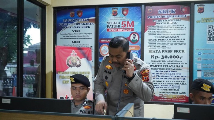 Kapolres Purwakarta AKBP Lilik Ardiansyah saat mengecek layanan call center Polri