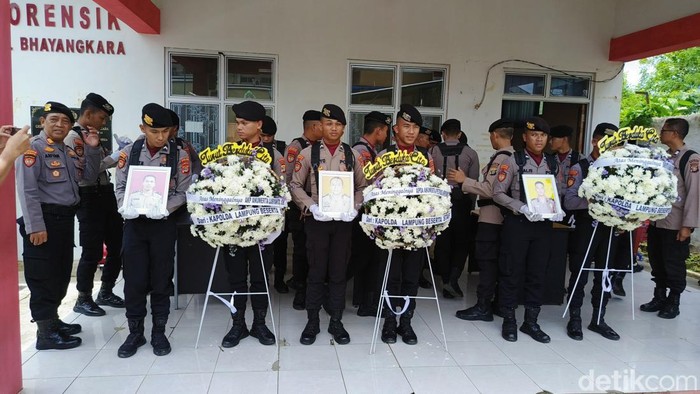 Kapolri Jenderal Listyo Sigit Prabowo memberikan kenaikan pangkat setingkat lebih tinggi untuk tiga anggota Polri gugur dalam bertugas.