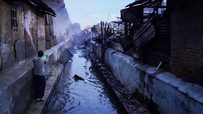 Kebakaran Pasar Poncol di Bungur Senen Petugas pemadam kebakaran memadamkan sisa api yang membakar Pasar Poncol di Kawasan Bungur, Jakarta, Selasa (18/3/2025). Suku Dinas Penanggulangan Kebakaran dan Penyelamatan Jakarta Pusat menerjunkan 23 unit mobil pemadam kebakaran dan 115 personel untuk memadamkan api yang menghanguskan puluhan kios tersebut. ANTARA FOTO/Ferlian Septa Wahyusa/sgd/Spt