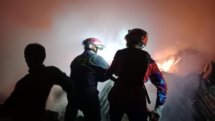 Kebakaran rumah kontrakan di Jalan Regge, Makassar.