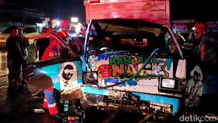 Penampakan mobil boks yang menabrak bakul martabak di Jalan Jogja-Solo, Jogonalan, Klaten, Senin (17/3/2025) malam.