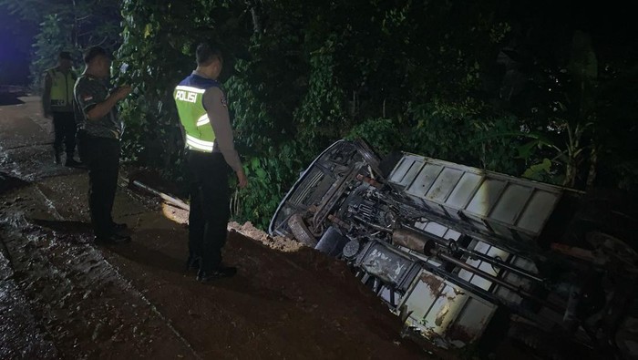 Kondisi bus membawa rombongan pengajian yang terguling di Dusun Bakalan, Pracimantoro, Wonogiri, Senin (17/3/2025) malam.