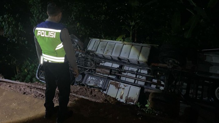 Kondisi bus membawa rombongan pengajian yang terguling di Dusun Bakalan, Pracimantoro, Wonogiri, Senin (17/3/2025) malam.