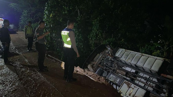 Kondisi bus membawa rombongan pengajian yang terguling di Dusun Bakalan, Pracimantoro, Wonogiri, Senin (17/3/2025) malam.