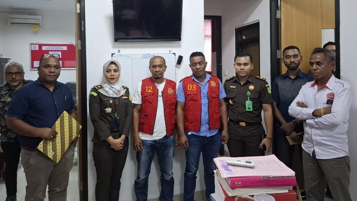 Kejari Ende menahan dua tersangka normalisasi sungai, salah satunya anggota DPRD Ende, Senin (17/3/2025).