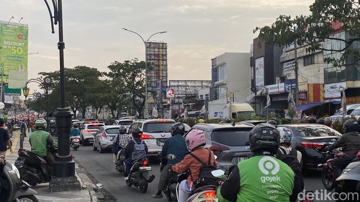 Jelang Buka Puasa, Lalin Jalan Margonda hingga Akses UI Depok Macet