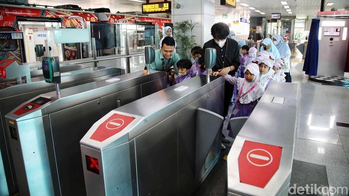Sejumlah siswa TK menggelar safari ramadan sambil belajar menaiki LRT Jakarta, Selasa (18/3/2025). Selain itu mereka juga diperkenalkan berbagai fasilitas di stasiun LRT Jakarta.