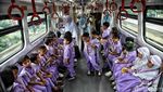 Keseruan Anak-anak Safari Ramadan Sambil Belajar Naik LRT Jakarta