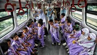 Para siswa menikmati pemandangan yang tersaji di sepanjang jalur LRT Jakarta.  
