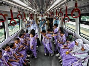 Keseruan Anak-anak Safari Ramadan Sambil Belajar Naik LRT Jakarta