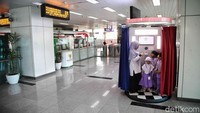Para guru juga memperkenalkan beragam fasilitas di stasiun LRT Jakarta.  