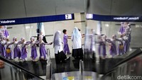 Para siswa TK antusias mengikuti safari ramadan sambil belajar naik LRT Jakarta.  