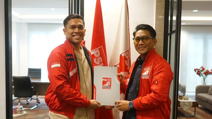 Keterangan foto: Sahat Sinurat menyerahkan surat penunjukan Jiji sebagai Plt Ketua DPD PSI Kota Binjai (Dok. Istimewa)