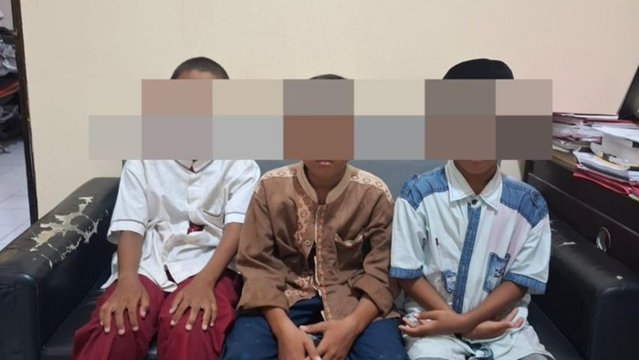 Ketiga bocah di Gresik saat diamankan karena kepergok mencuri motor