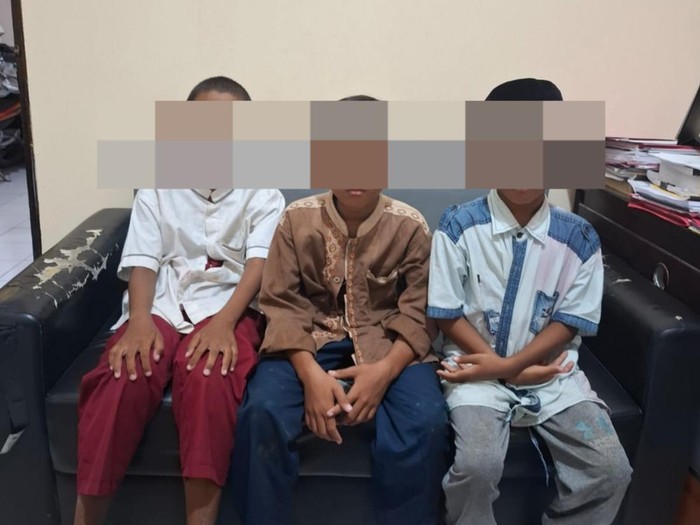 Ketiga bocah di Gresik saat diamankan karena kepergok mencuri motor