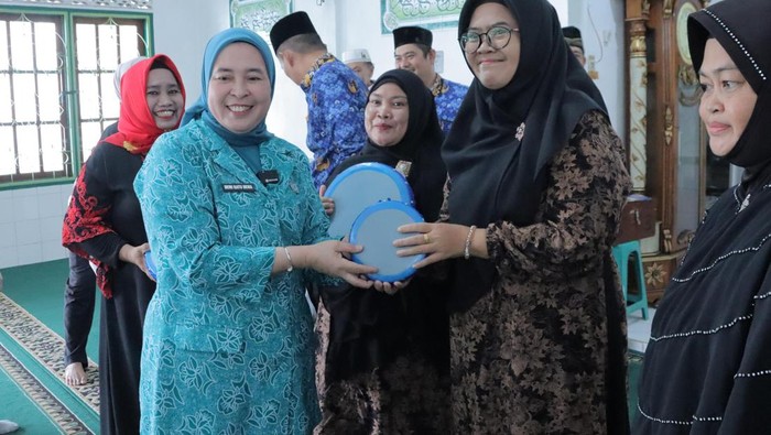 Ketua TP PKK Palembang, Dewi Sastrani Ratu Dewa berikan bantuan untuk masyarakat