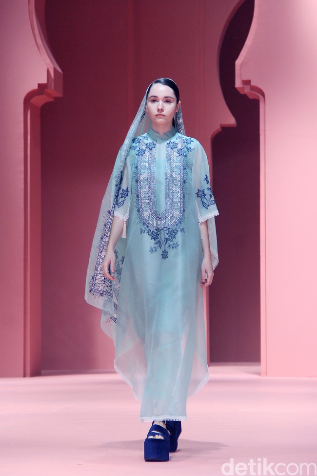 Fashion show koleksi Raya 2025 dari Studio 133 Biyan, lini sekunder Biyan Wanaatmadja, di Intercontinental Hotel Pondok Indah, Jakarta Selatan. Studio 133 Biyan menghadirkan potongan busana tunik asimetris berdetail pleats, kaftan longgar, hingga outerwear yang bisa dipadu-padan. Seluruh koleksi ini bisa didapatkan di METRO Plaza Senayan. Foto: Mohammad Abduh/detikcom.