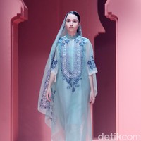 Fashion show koleksi Raya 2025 dari Studio 133 Biyan, lini sekunder Biyan Wanaatmadja, di Intercontinental Hotel Pondok Indah, Jakarta Selatan. Studio 133 Biyan menghadirkan potongan busana tunik asimetris berdetail pleats, kaftan longgar, hingga outerwear yang bisa dipadu-padan. Seluruh koleksi ini bisa didapatkan di METRO Plaza Senayan. Foto: Mohammad Abduh/detikcom.