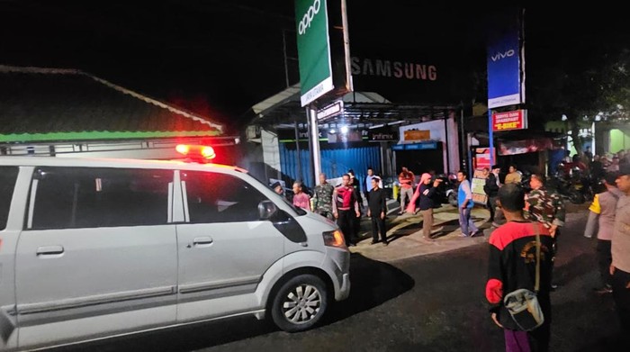 Korban tewas banjir Madiun saat tiba di rumah duka
