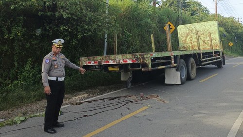Polisi saat melakukan olah TKP dua pemuda tewas setelah menabrak truk Fuso di Perempatan Jalur Sikumana, Kecamatan Maulafa, Kota Kupang, NTT. (Foto: Dok. Satlantas Polresta Kupang Kota)