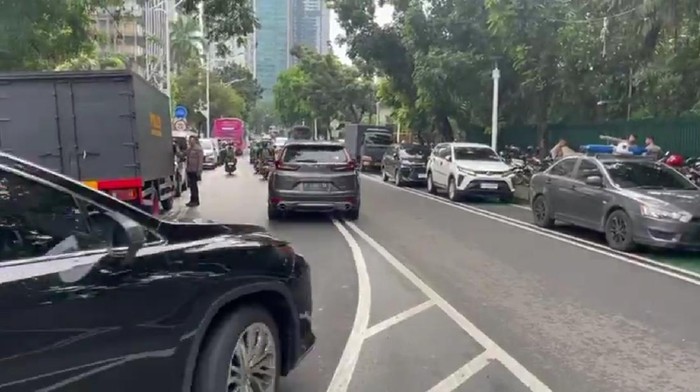 Lalin di Senopati arah Senayan Jaksel Macet Imbas Ada Demo di KemenPAN-RB