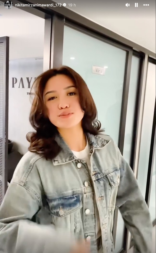 Dalam unggahan di Instagram Story akun Nikita, terlihat Lolly yang sedang potong rambut bersama kedua adiknya. Tampil dengan rambut baru, Lolly jadi semakin fresh. Foto: Instagram/@nikitamirzanimawardi_172